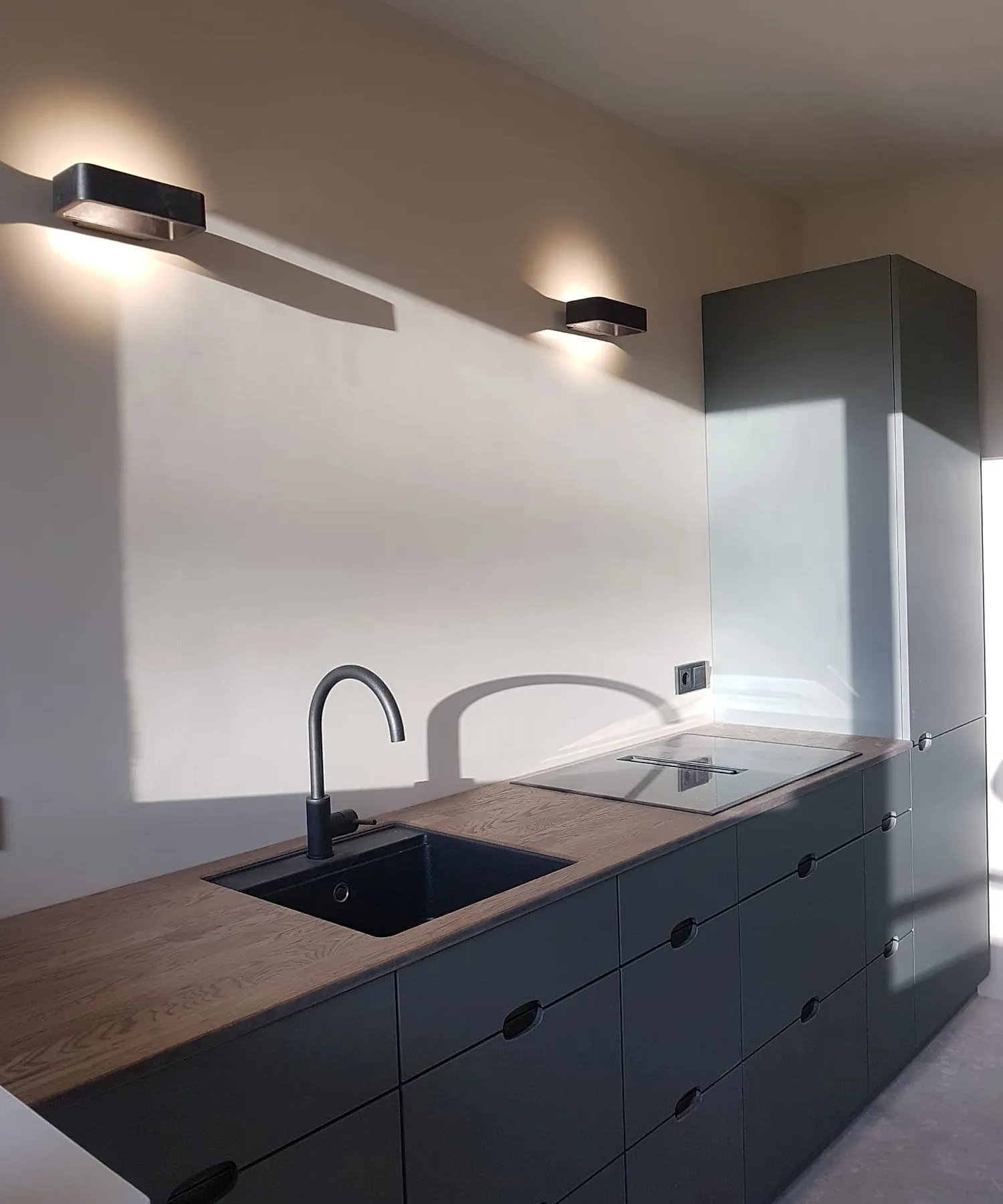 Groengrijze keuken met eiken werkblad na de renovatie — keukenrenovatie in Apeldoorn door BontBouw