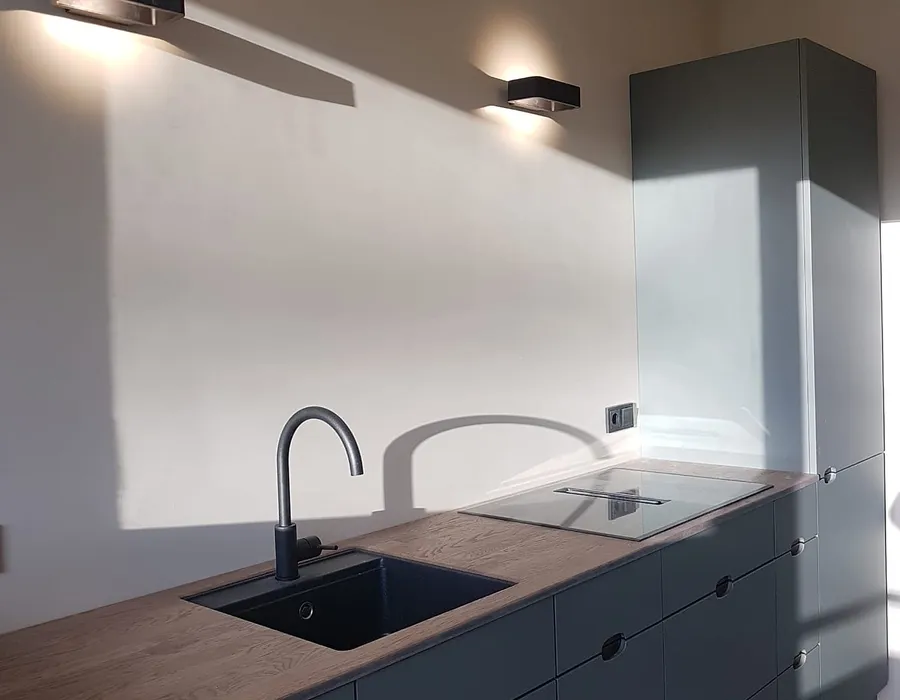 Gerenoveerde keuken in Groningen met antracieten fronten en een eiken werkblad