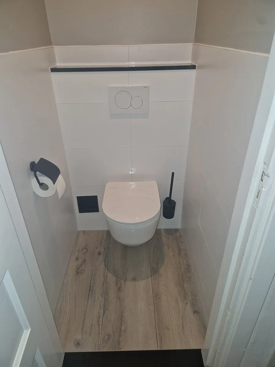 Toilet met houtlookvloer in Korrewegwijk — toiletrenovatie door BontBouw