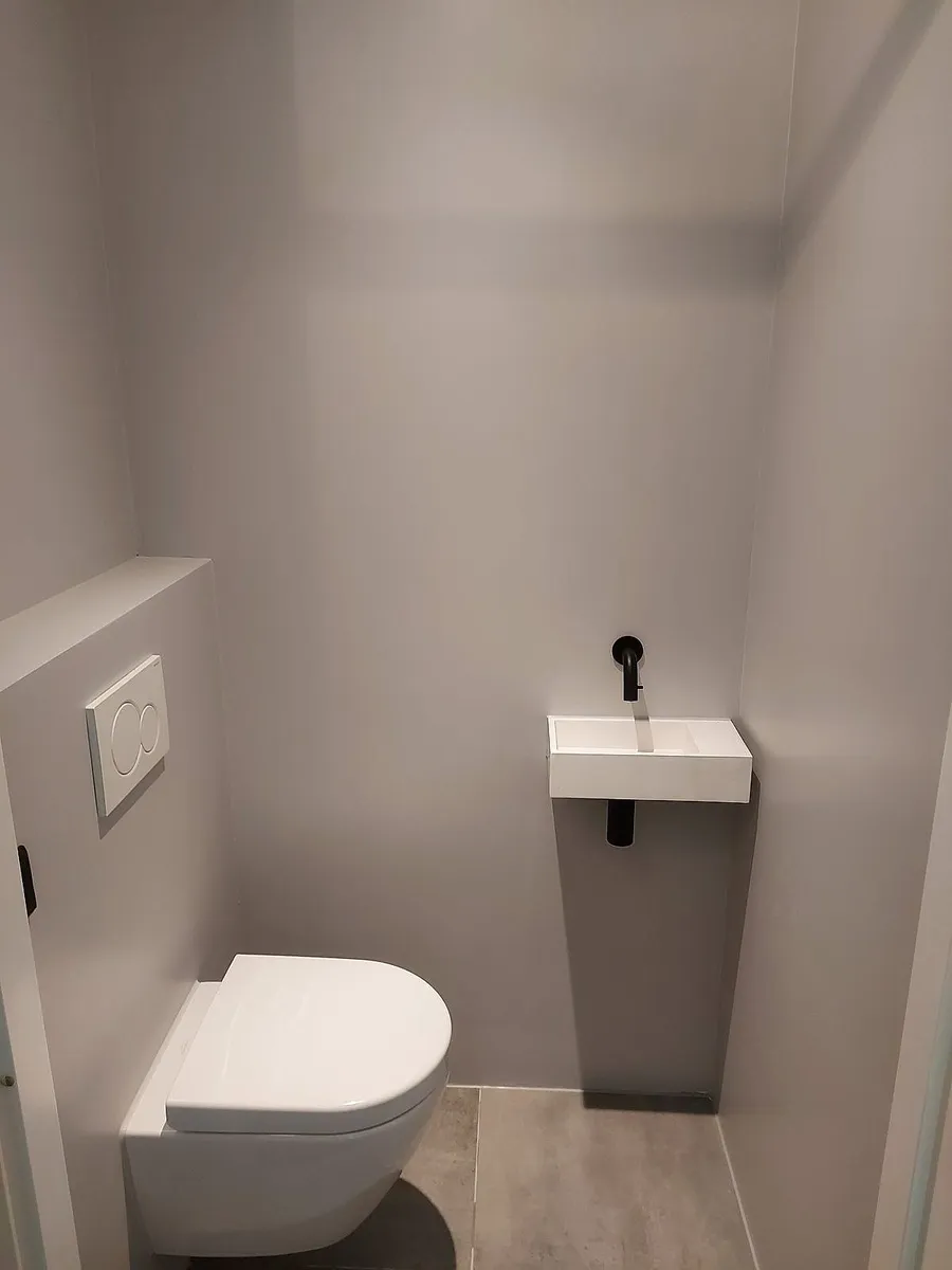 Gestucte wc met zwarte kraan in Korrewegwijk — toiletrenovatie door BontBouw