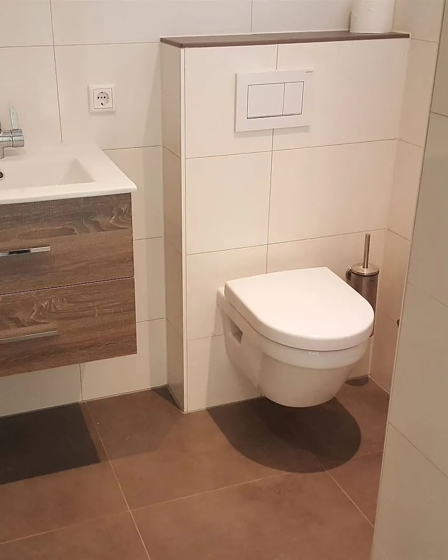 Badkamer met bruine douchewand in Peize — badkamerrenovatie door Bontbouw
