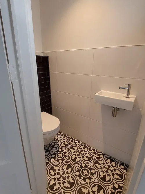 Toilet renoveren in Korrewegwijk: Portugese patroontegels, door Bontbouw