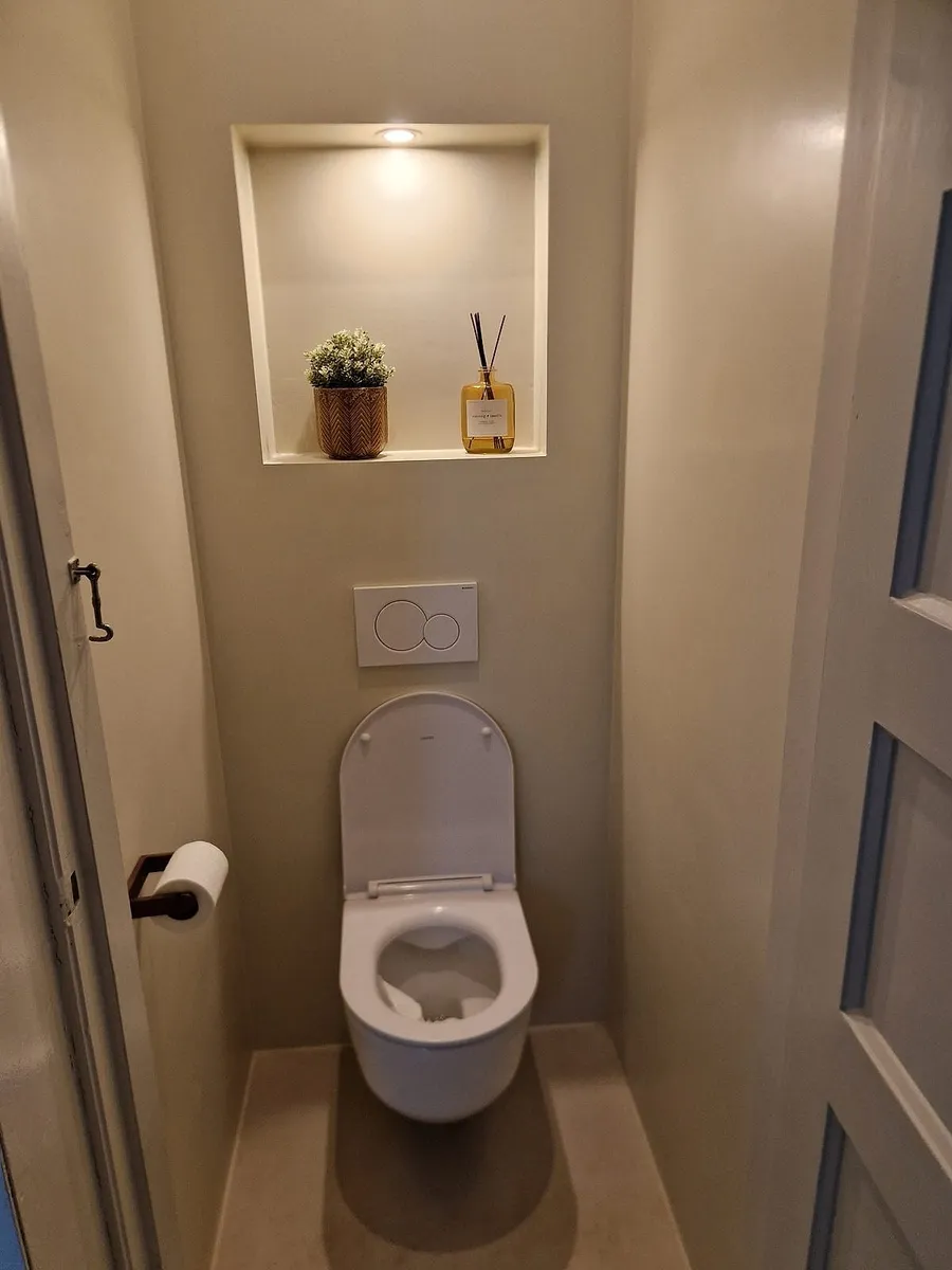 Gestucte wc met gietvloer in Korrewegwijk — toiletrenovatie door BontBouw
