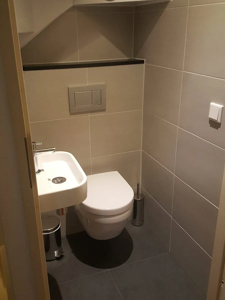 Toilet onder de trap in De Hunze — toiletrenovatie door Bontbouw