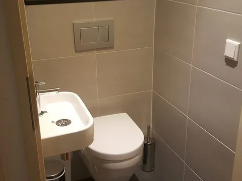 Toilet onder de trap in De Hunze