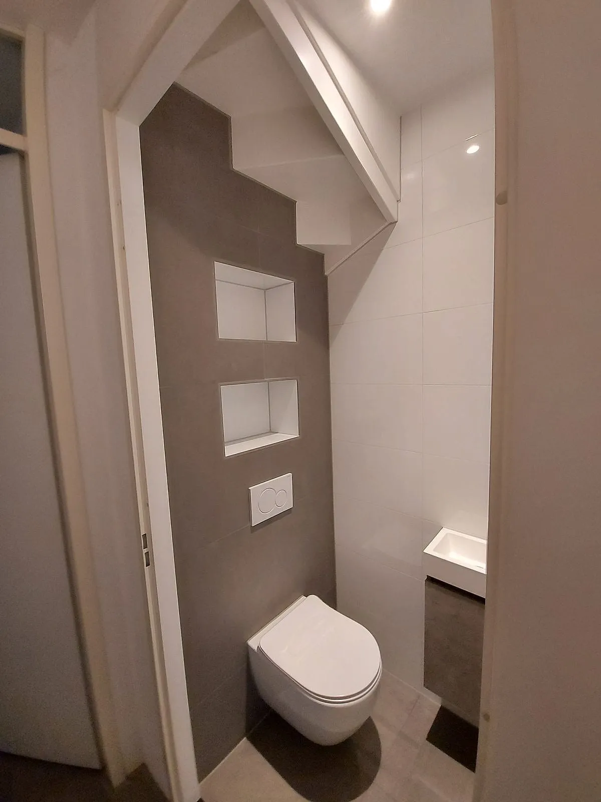 Wc onder de trap met nissen in Schildersbuurt, door BontBouw