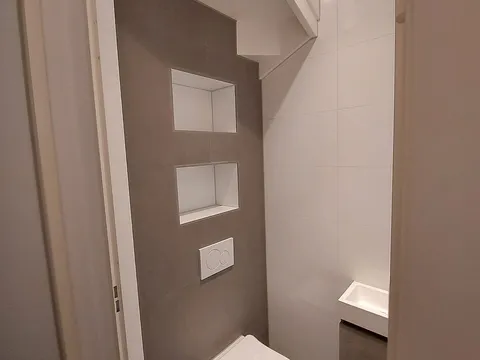 Wc onder de trap met nissen in Schildersbuurt