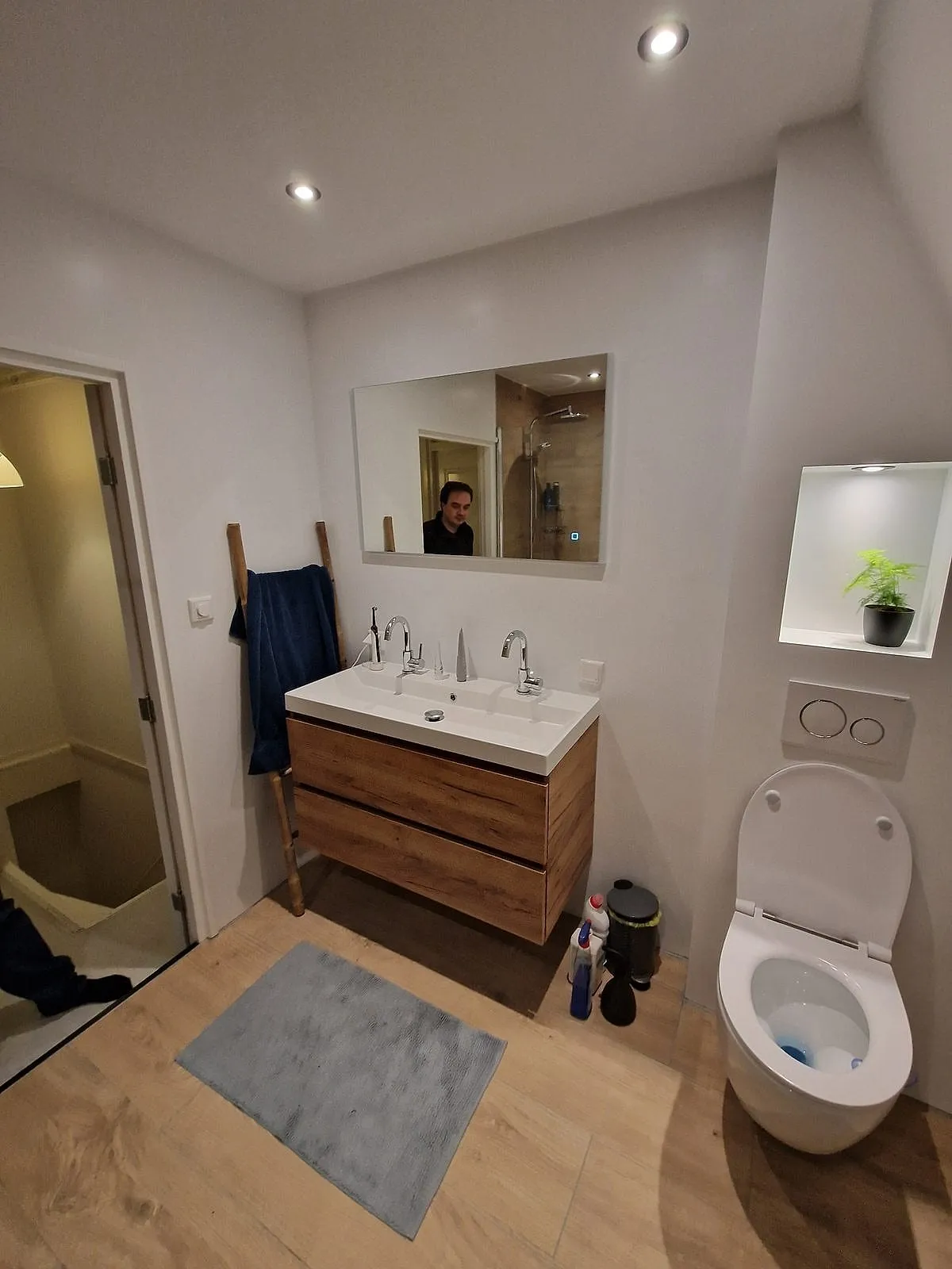 Houten wastafelmeubel met dubbele kraan en hangtoilet na de renovatie — badkamerrenovatie in Leeuwarden door BontBouw
