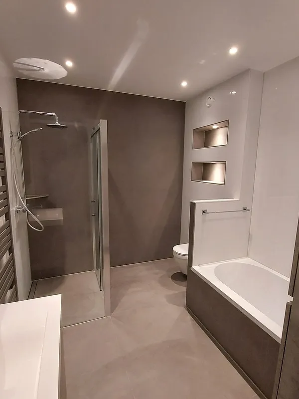 Badkamer met ligbad en nissen in Schildersbuurt, door Bontbouw