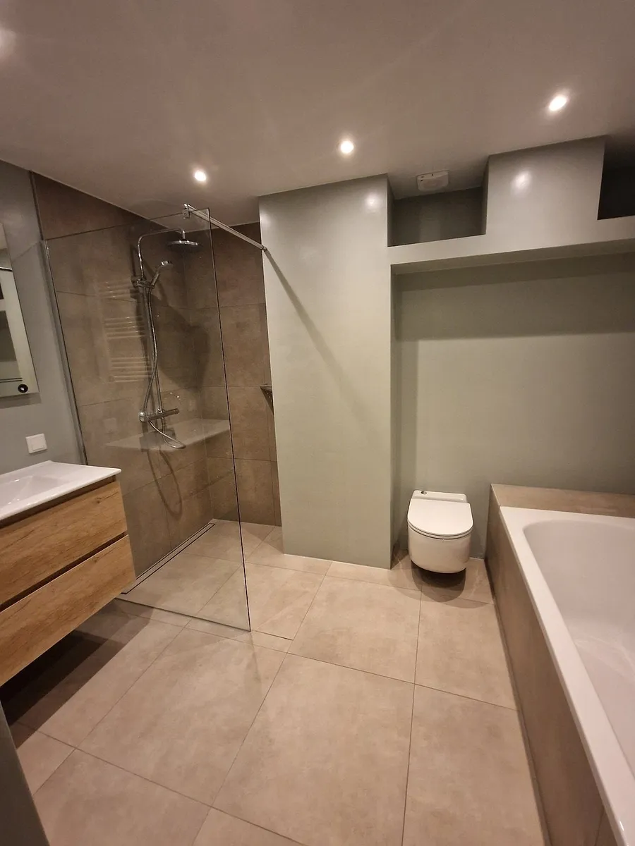 Badkamer met groene wanden in Corpus den Hoorn — badkamerrenovatie door BontBouw