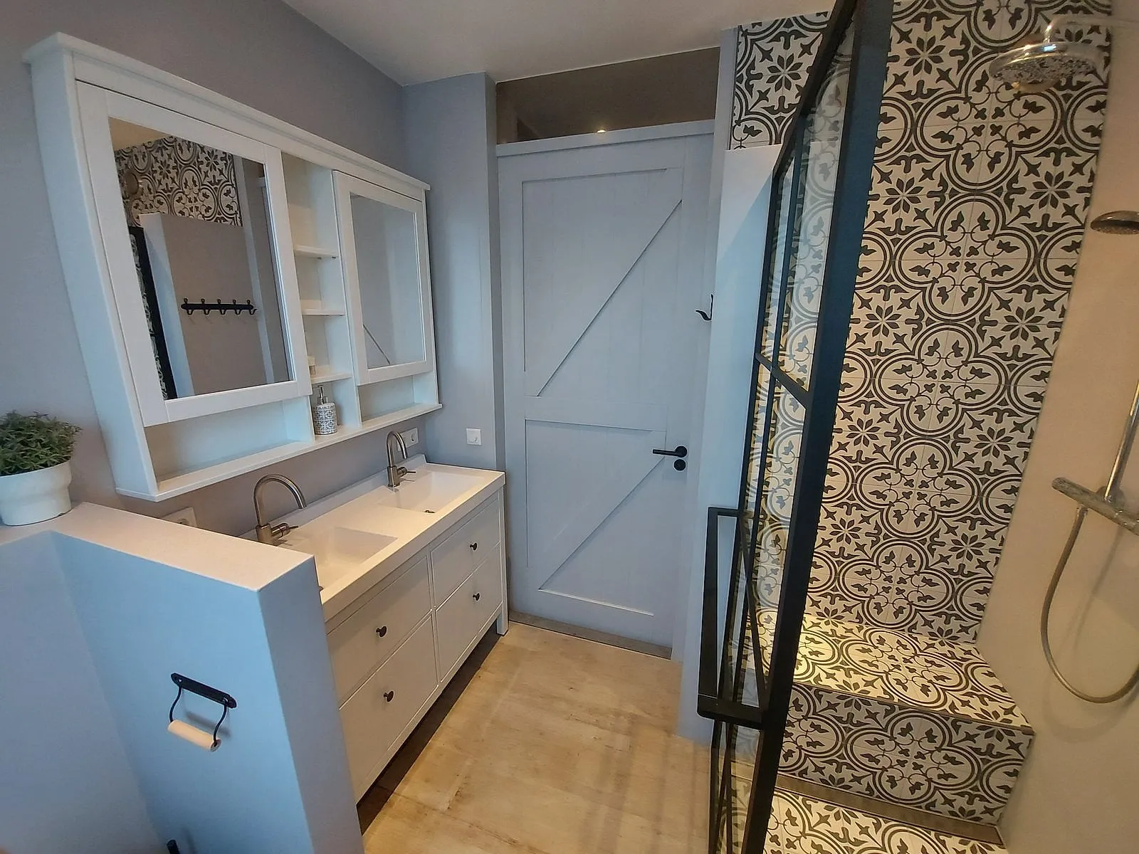 Inloopdouche met portugese tegels na de renovatie — badkamerrenovatie in Paddepoel door BontBouw