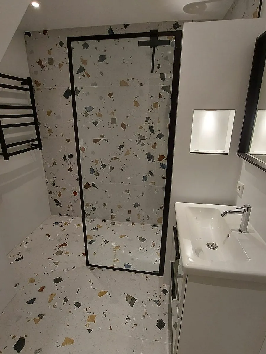 Badkamer in terrazzo en zwart in Schildersbuurt — badkamerrenovatie door BontBouw