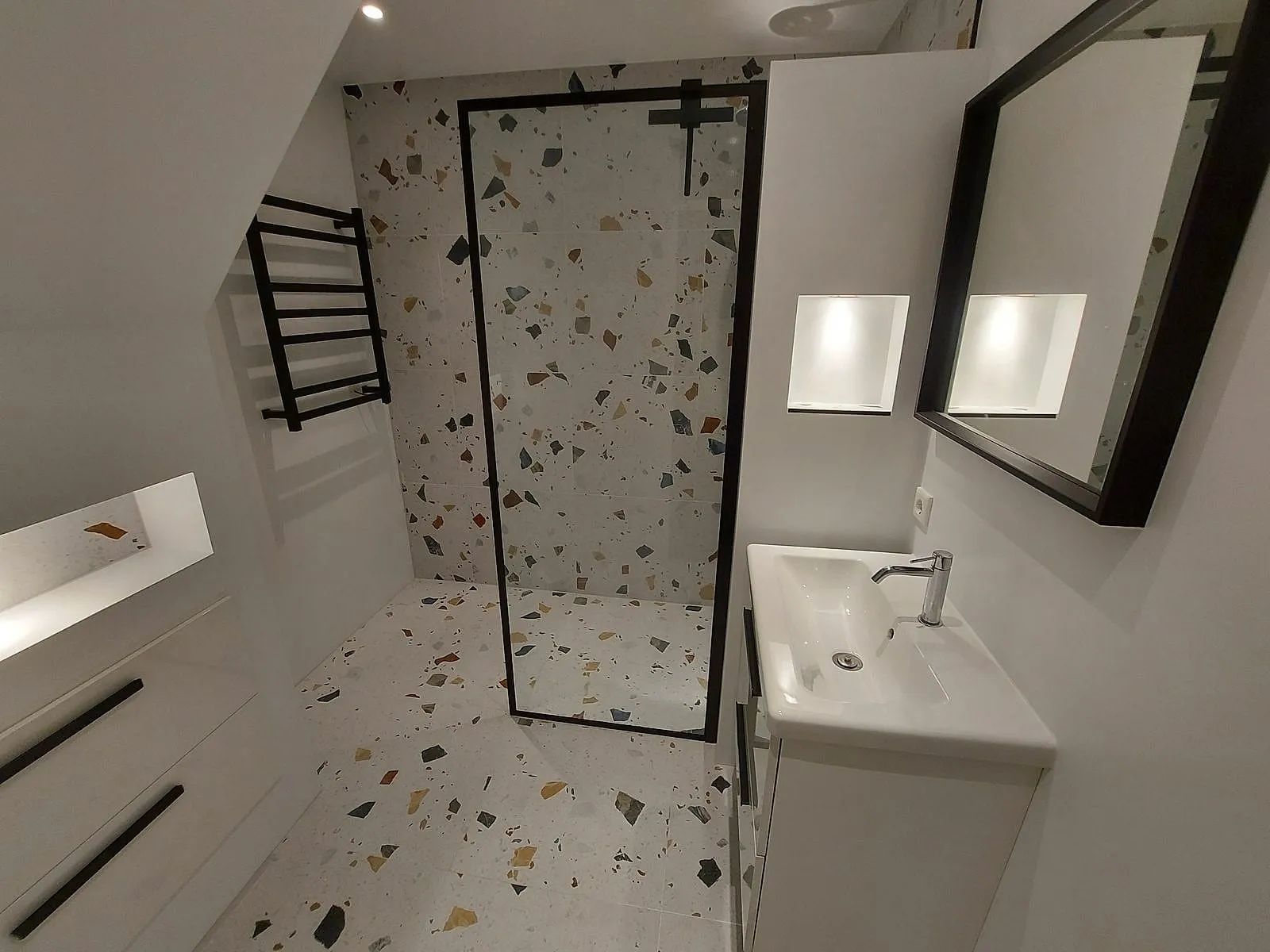 Inloopdouche met terrazzotegels na de renovatie — badkamerrenovatie in Schildersbuurt door BontBouw