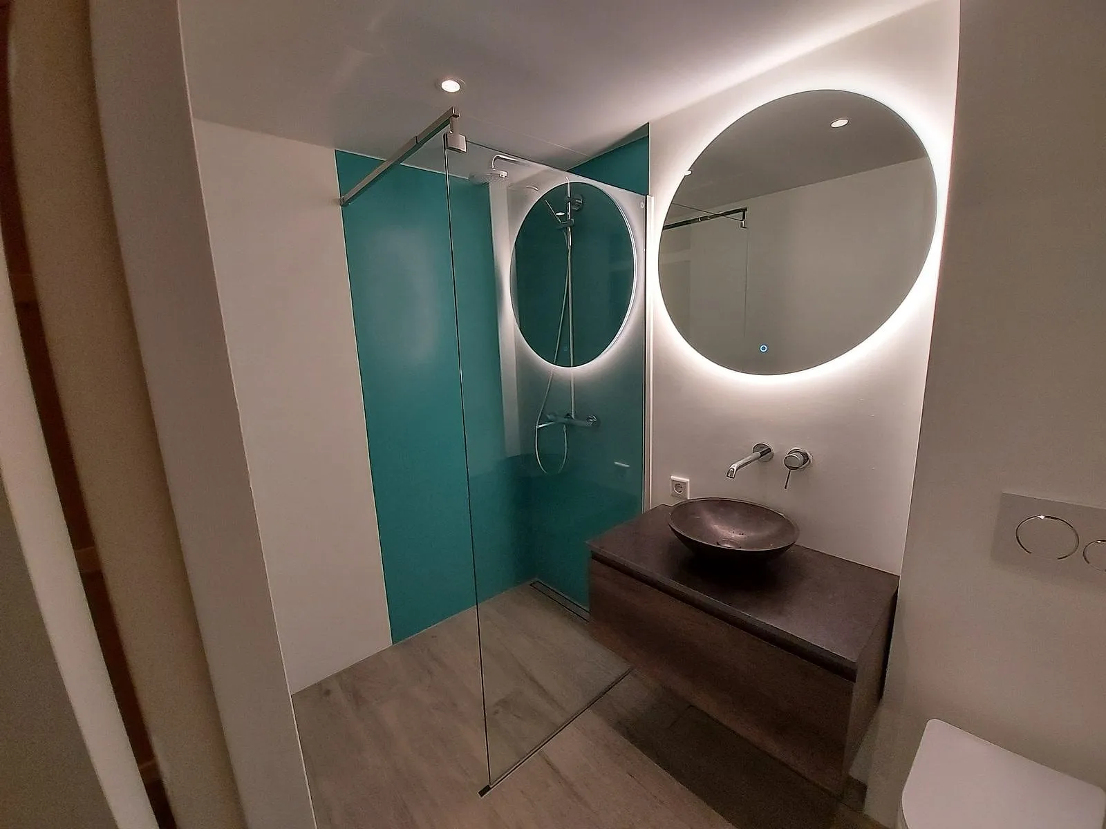 Inloopdouche met turquoise achterwand na de renovatie — badkamerrenovatie in Gorechtbuurt door BontBouw