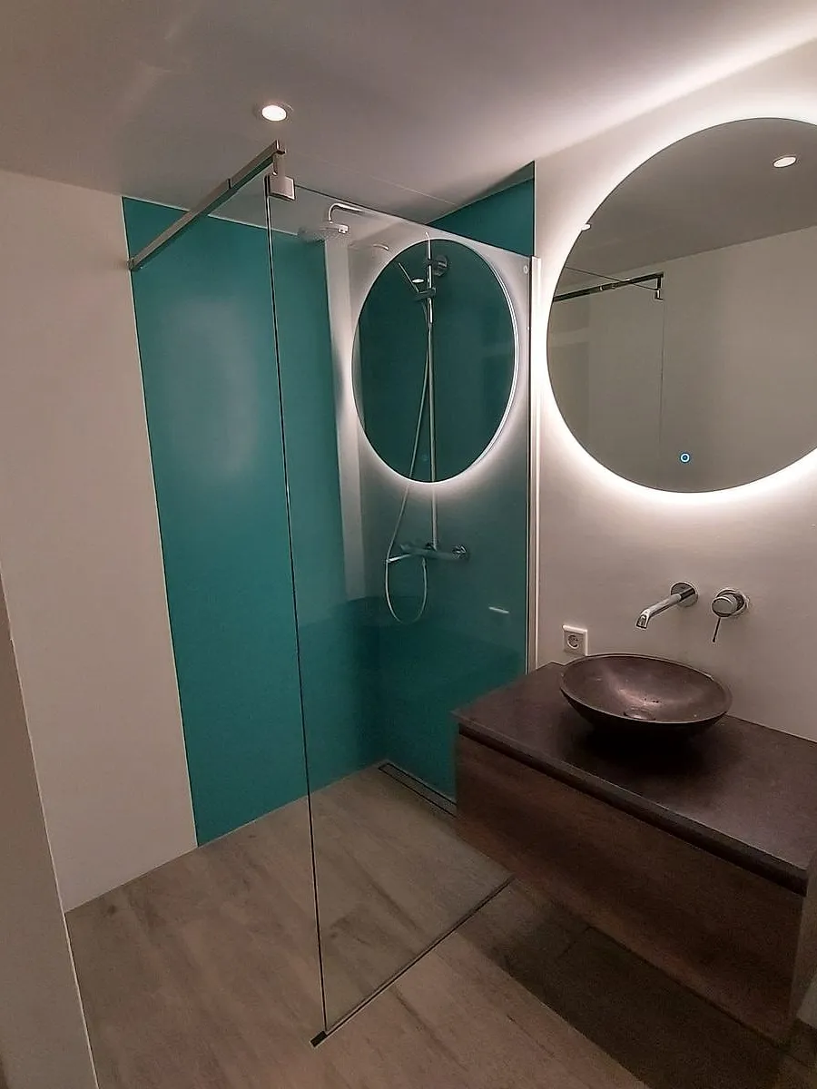 Badkamer met turquoise wand in Gorechtbuurt — badkamerrenovatie door BontBouw