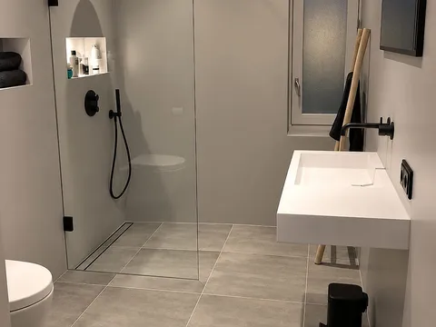 Badkamer met zwart kraanwerk in Korrewegwijk
