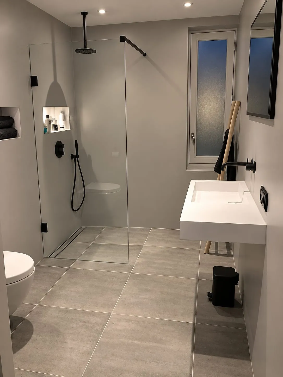 Gerenoveerde badkamer in de Korrewegwijk met een inloopdouche, een glazen wand met zwart beslag en een zwevend wastafelblad