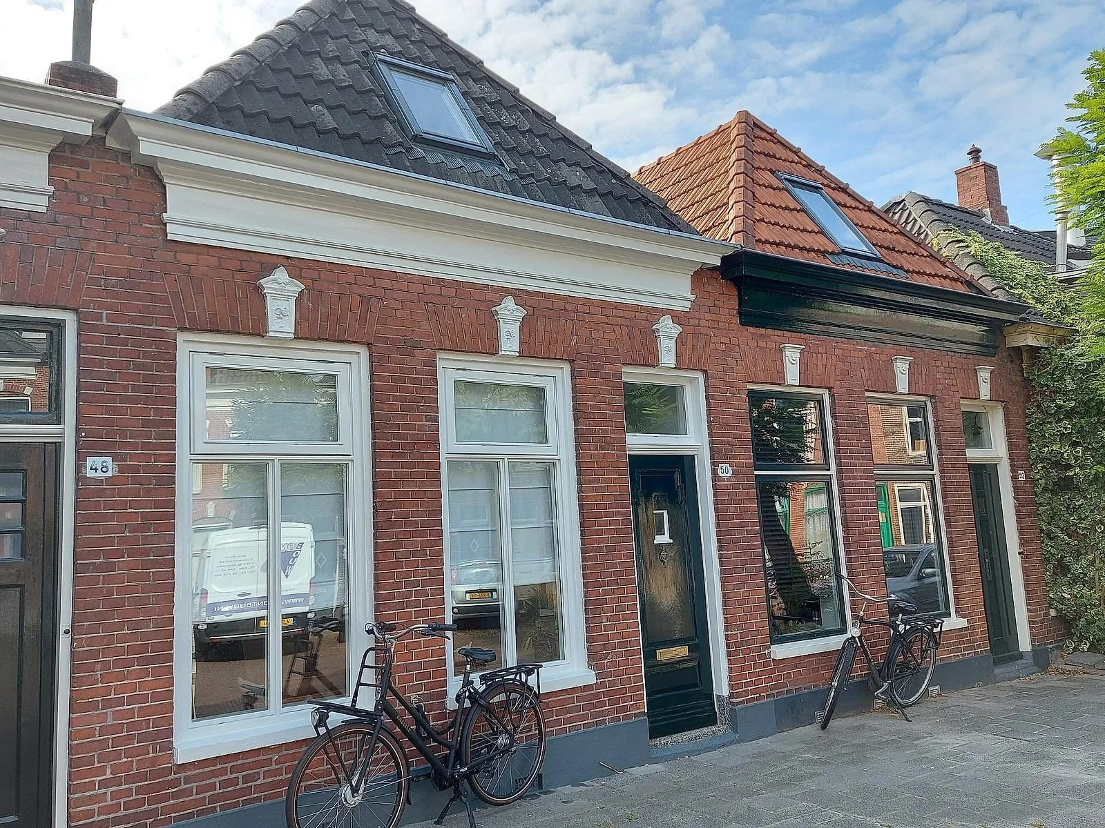 Jaren dertig gevel met geschilderde kozijnen na het werk — schilderwerk in Korrewegwijk door BontBouw