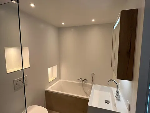 Badkamer met ligbad in Beijum