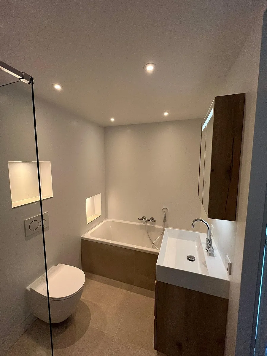 Badkamer met ligbad in Beijum — badkamerrenovatie door Bontbouw