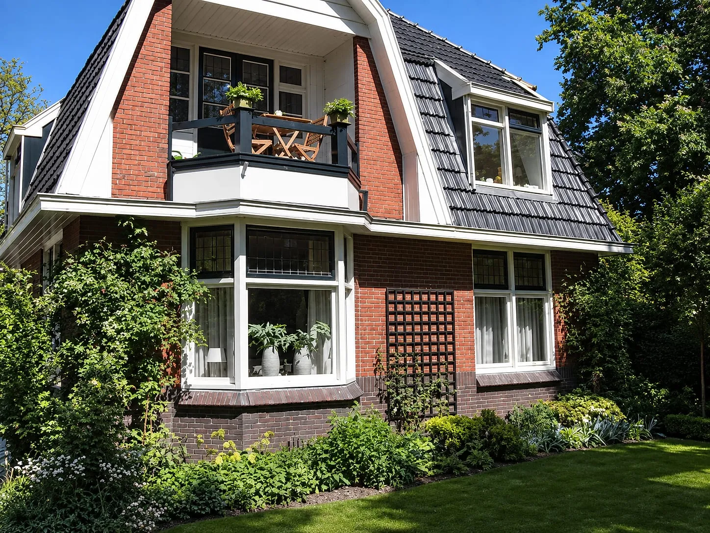 Mansardewoning met balkon dakkapel en witte kozijnen na het werk — schilderwerk in Groningen door BontBouw