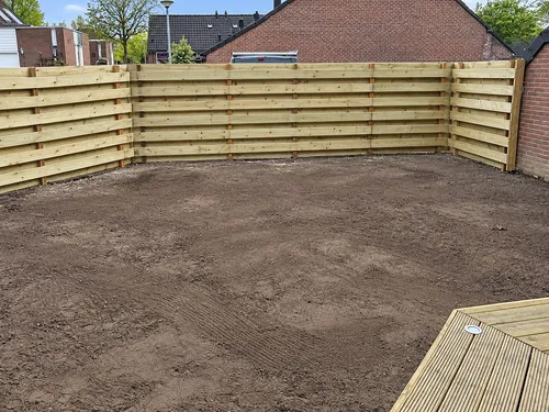 Houten schutting rond een open hoektuin in Beijum door BontBouw
