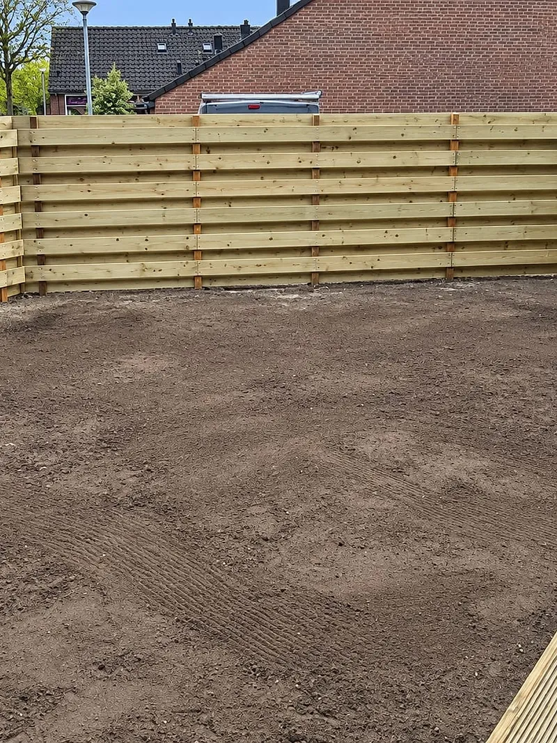 Houten schutting rond een open hoektuin in Beijum — plaatsen & aanleggen door BontBouw