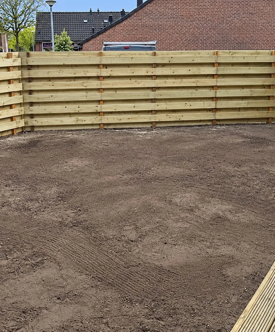 Houten schutting rond een open hoektuin in Beijum — plaatsen & aanleggen door BontBouw