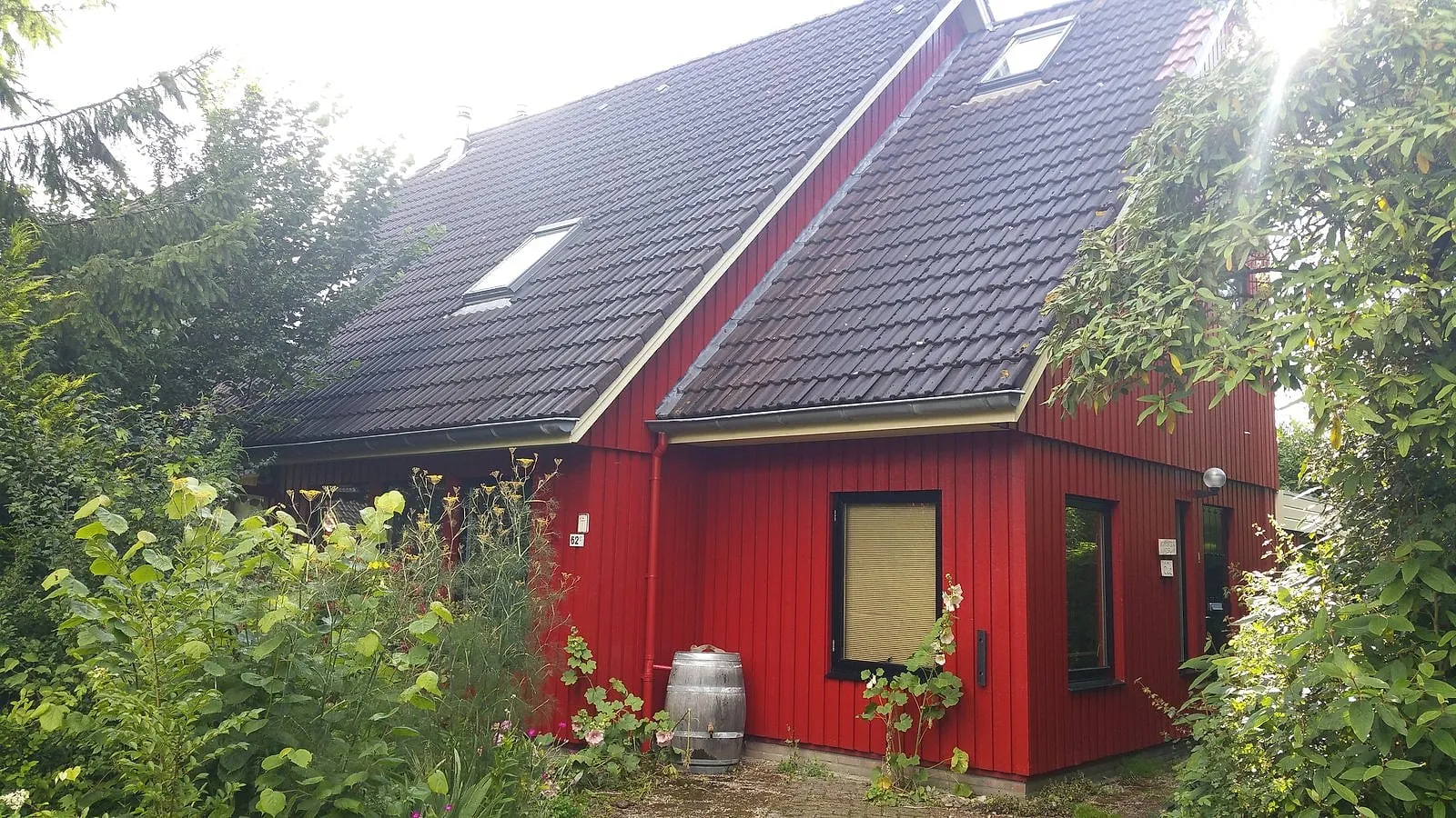 Rood geschilderde houten gevel na het werk — schilderwerk in Beijum door BontBouw