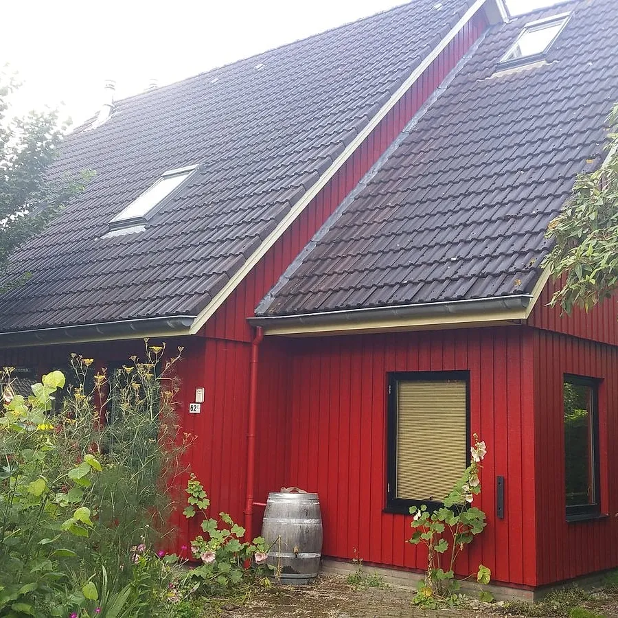 Houten woning in Zweeds rood in Beijum — schilderwerk door Bontbouw