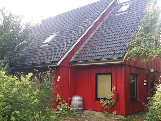 Houten woning in Zweeds rood in Beijum