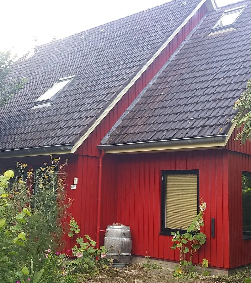 Houten woning in Zweeds rood in Beijum — schilderwerk door BontBouw