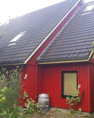 Houten woning in Zweeds rood in Beijum