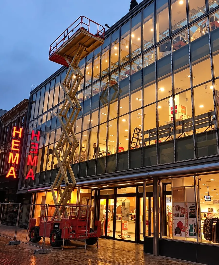 Dubbel glas in een winkelgevel in Groningen — plaatsen & aanleggen door BontBouw