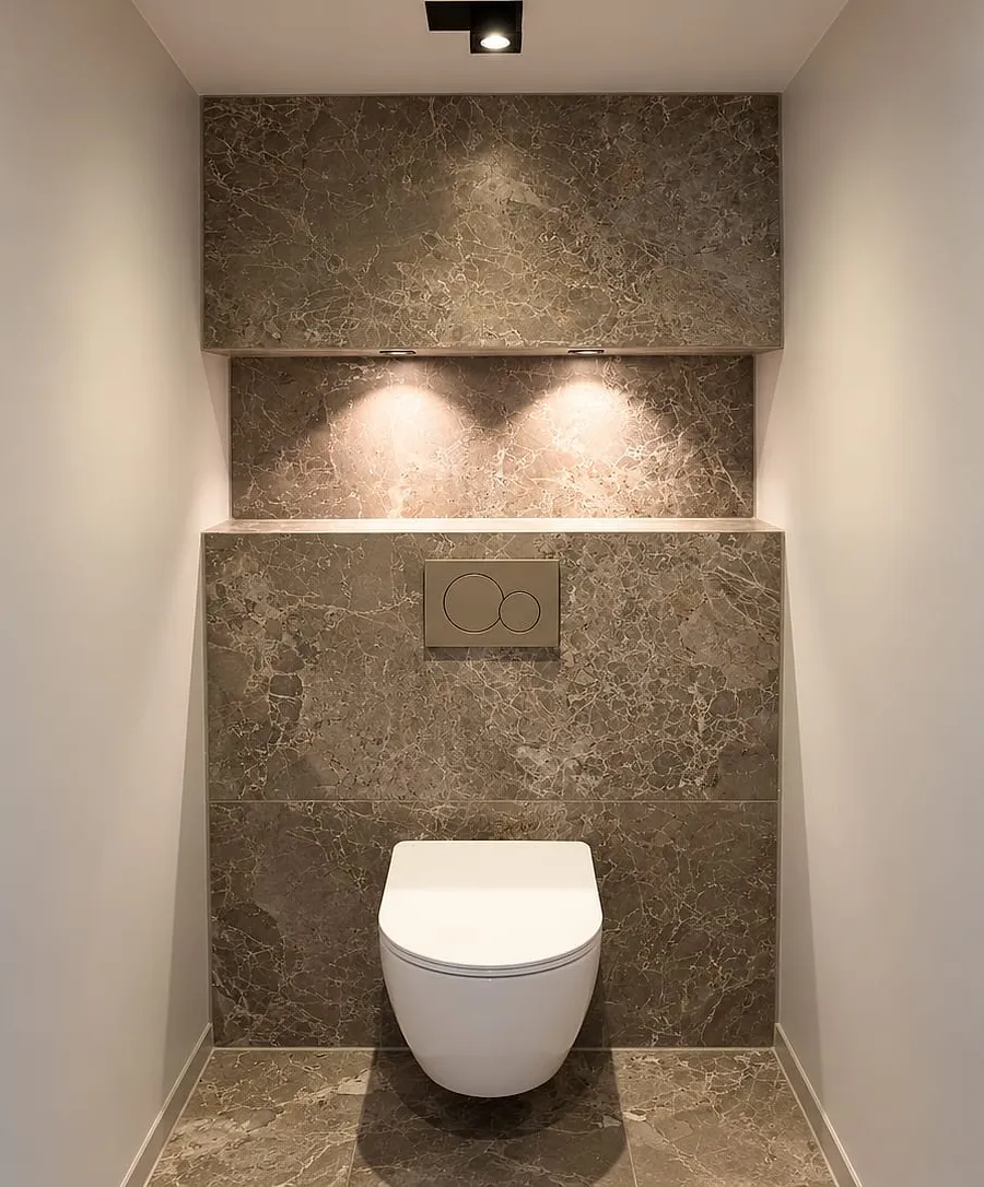 Wc in marmerlook met verlichte nis in Westerhaven — toiletrenovatie door BontBouw