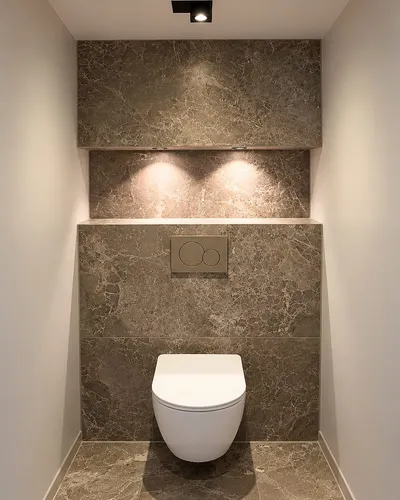Wc in marmerlook met verlichte nis in Westerhaven