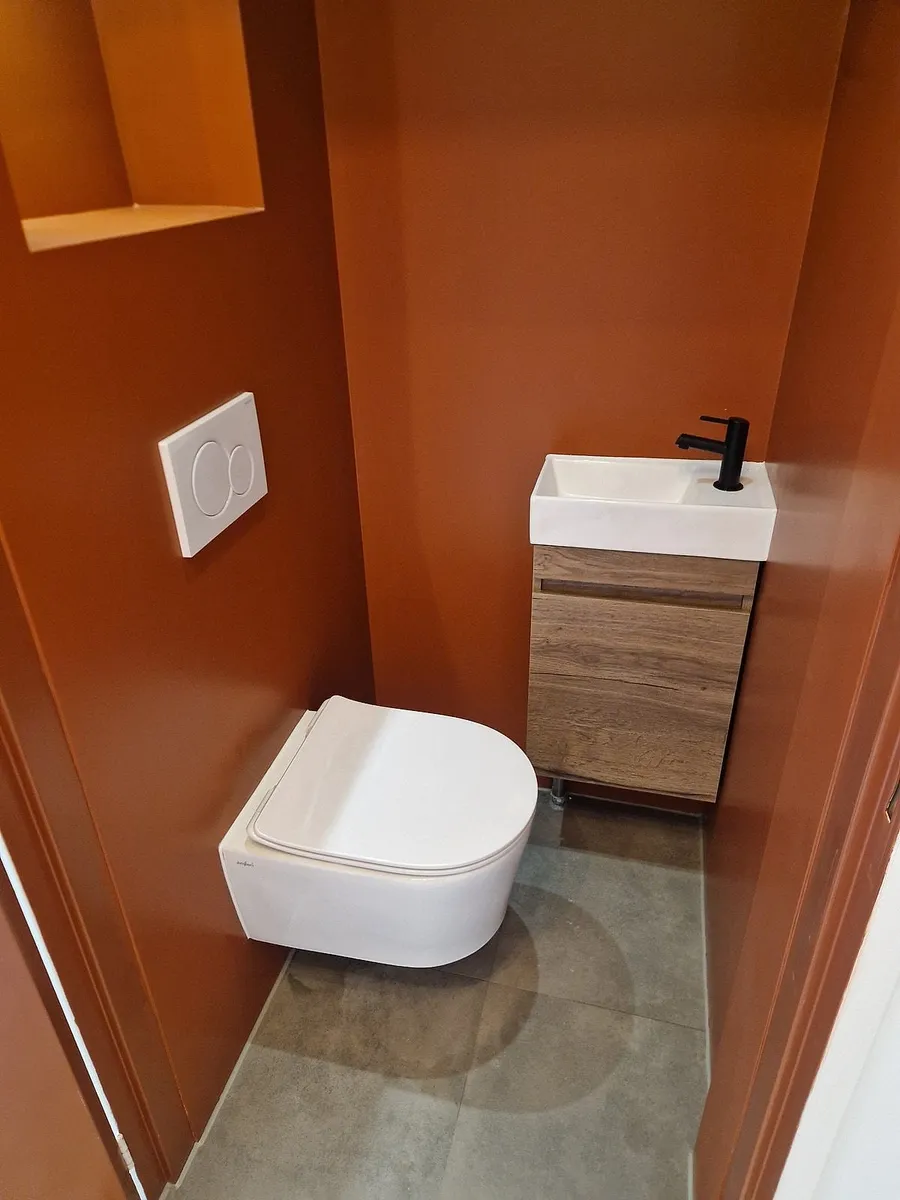 Toilet in terracotta in Coendersborg — toiletrenovatie door BontBouw