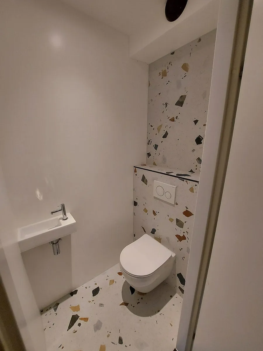 Toilet met terrazzo in Schildersbuurt — toiletrenovatie door BontBouw