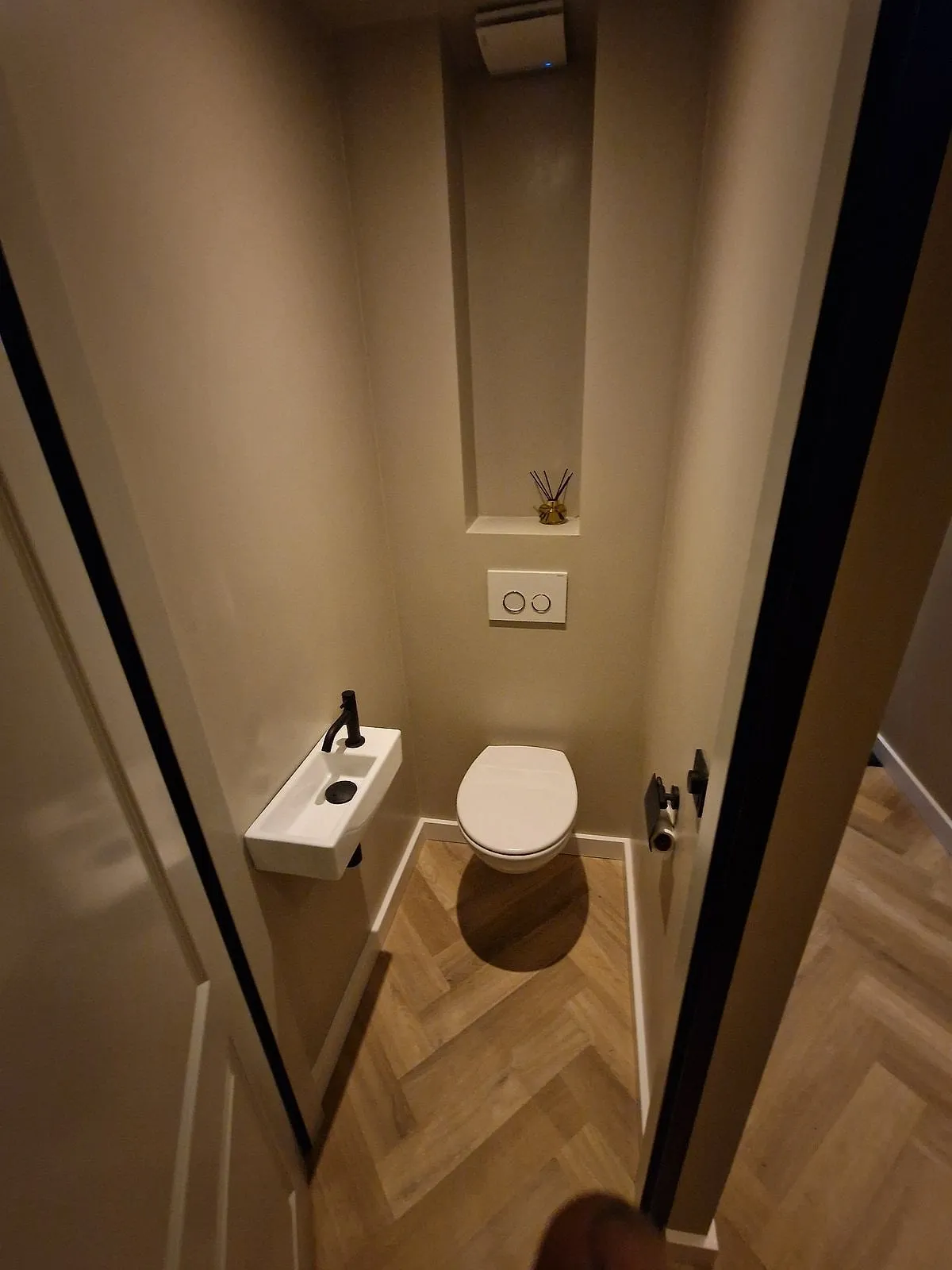 Toilet met visgraatvloer en nis na de renovatie — toiletrenovatie in Beijum door BontBouw