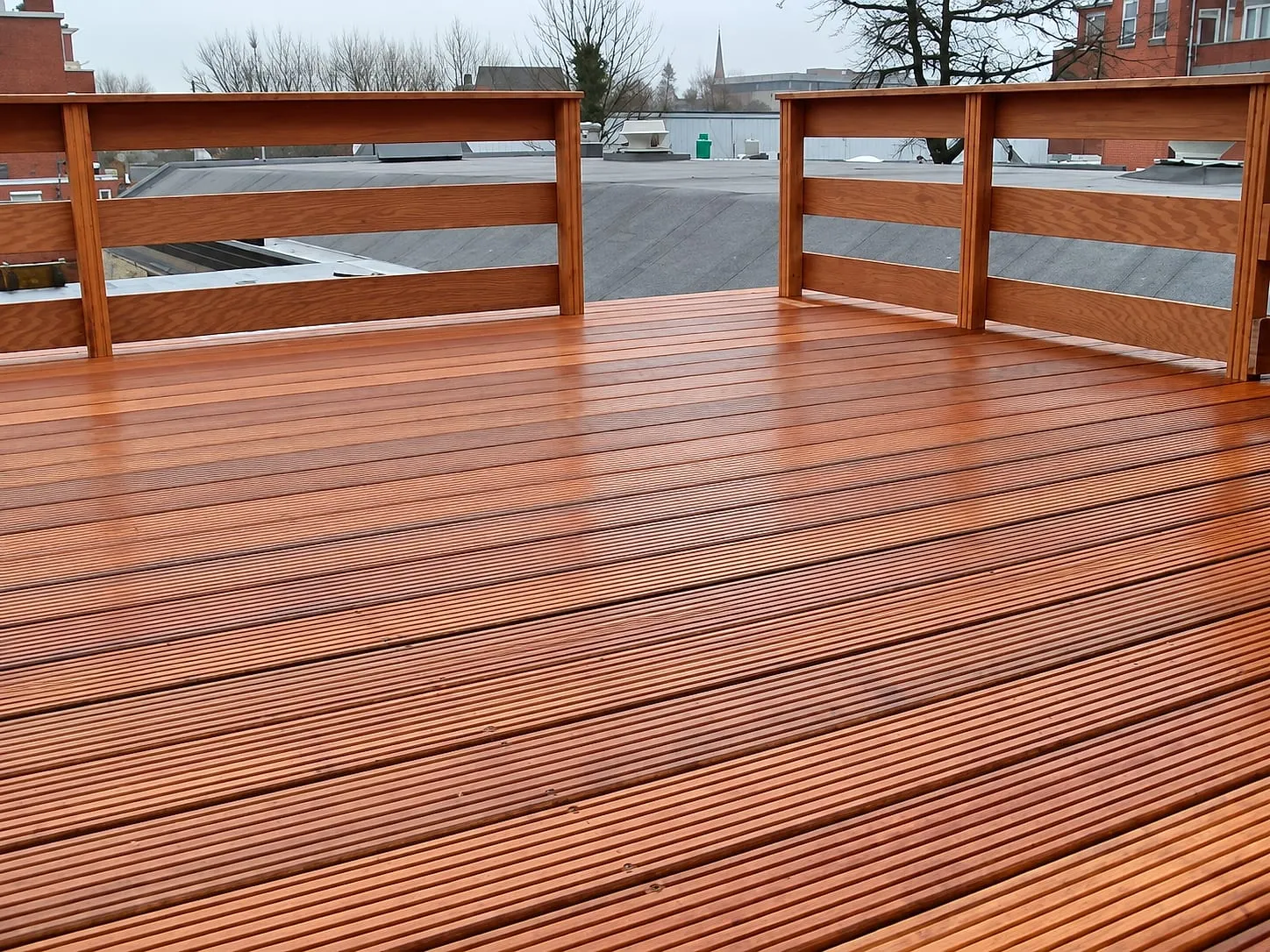Vlonderdek met houten hekwerk en uitzicht over daken na het werk — plaatsen & aanleggen in Groningen door BontBouw