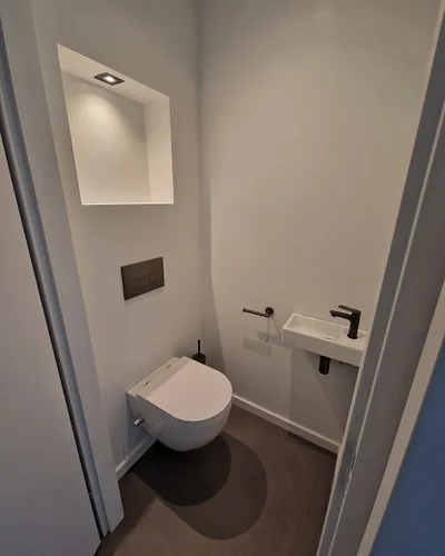 Wit toilet met naadloze gietvloer in Roden