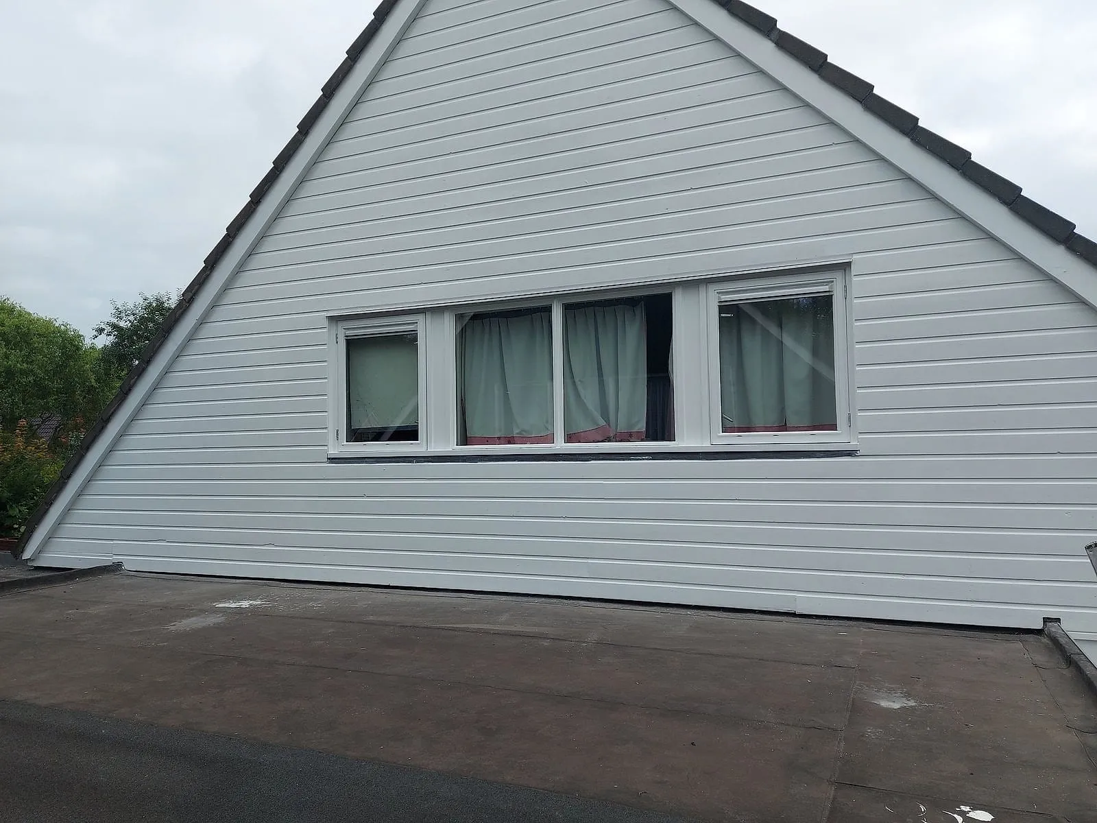 Witte houten topgevel met kozijnen na het werk — schilderwerk in Harkstede door BontBouw