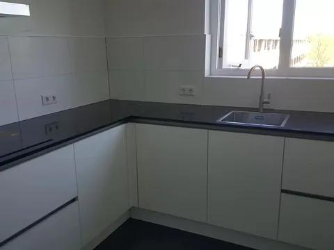 Witte keuken met antracieten blad in De Wijert