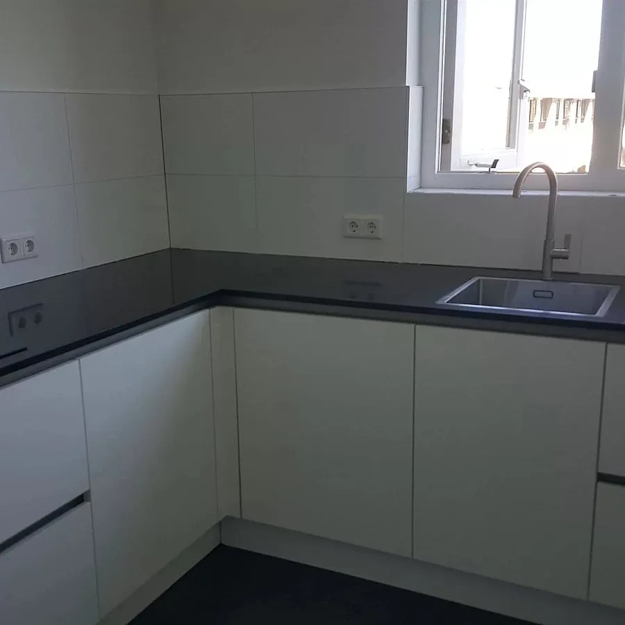 Witte keuken met antracieten blad in De Wijert — keukenrenovatie door BontBouw