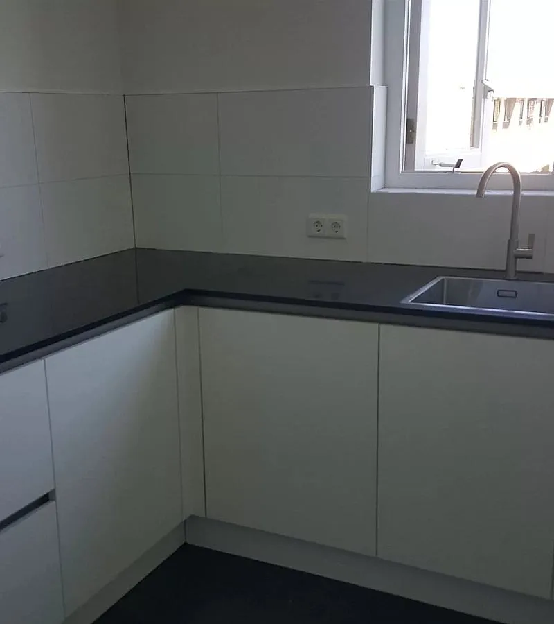 Witte keuken met antracieten blad in De Wijert — keukenrenovatie door Bontbouw