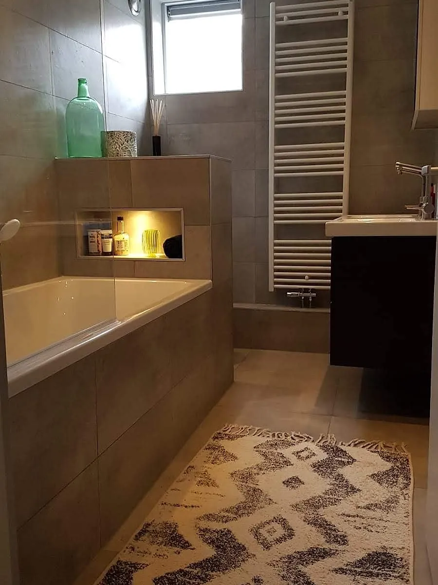 Badkamer in betonlook in De Hunze — badkamerrenovatie door BontBouw