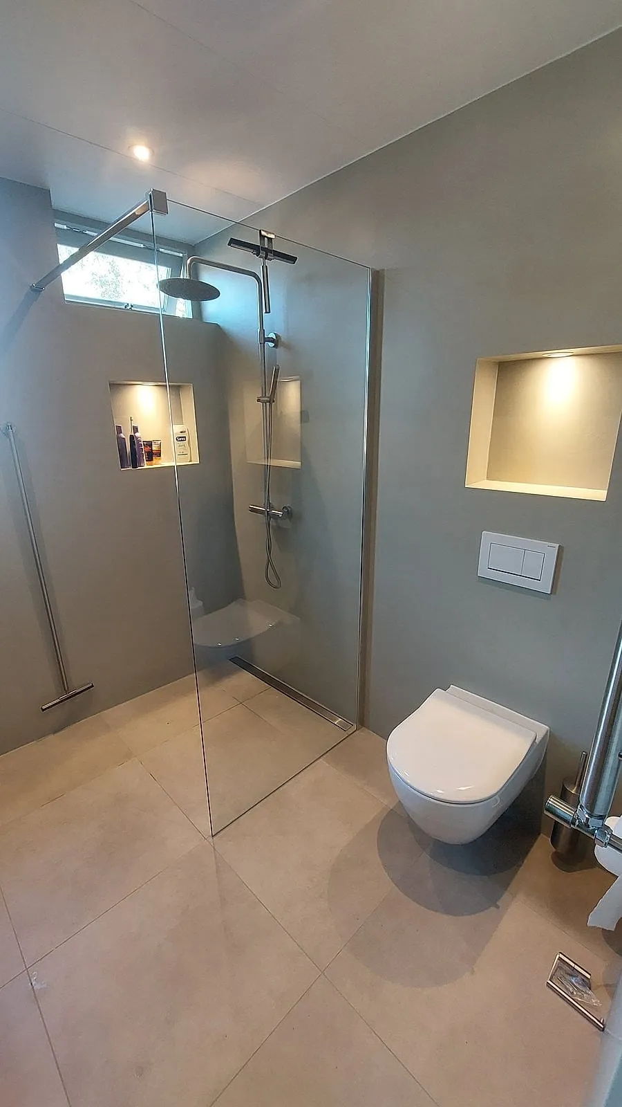 Badkamer met groene wand in Sauwerd, door BontBouw