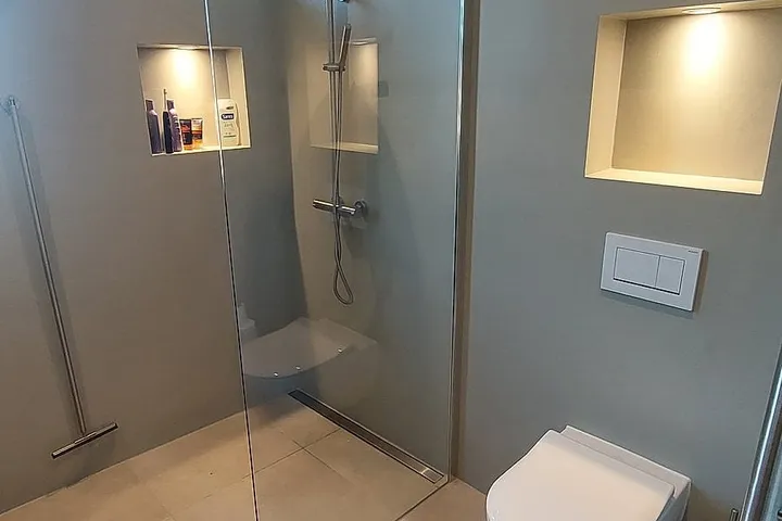 Badkamer met groene wand in Sauwerd