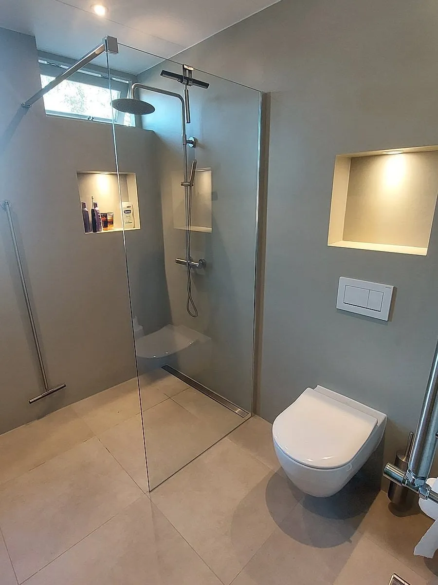 Badkamer met groene wand in Sauwerd — badkamerrenovatie door BontBouw