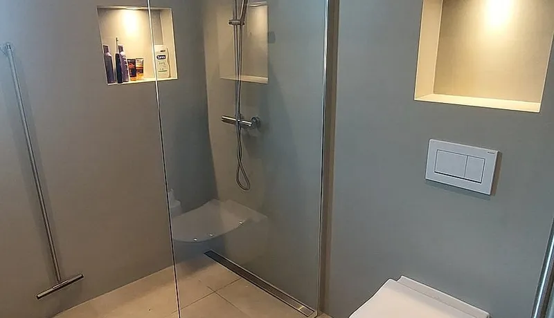 Badkamer met groene wand in Sauwerd